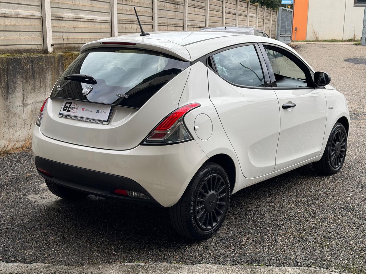 Lancia Ypsilon 1.0 FireFly 5 porte S&S Hybrid Ecochic Silver
