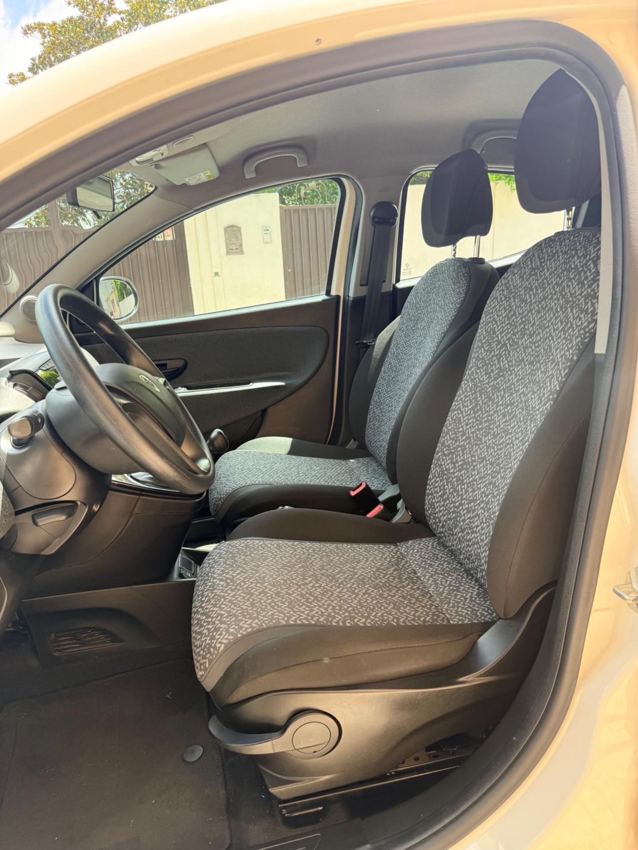 Lancia Ypsilon 1.0 FireFly 5 porte S&S Hybrid Ecochic Silver