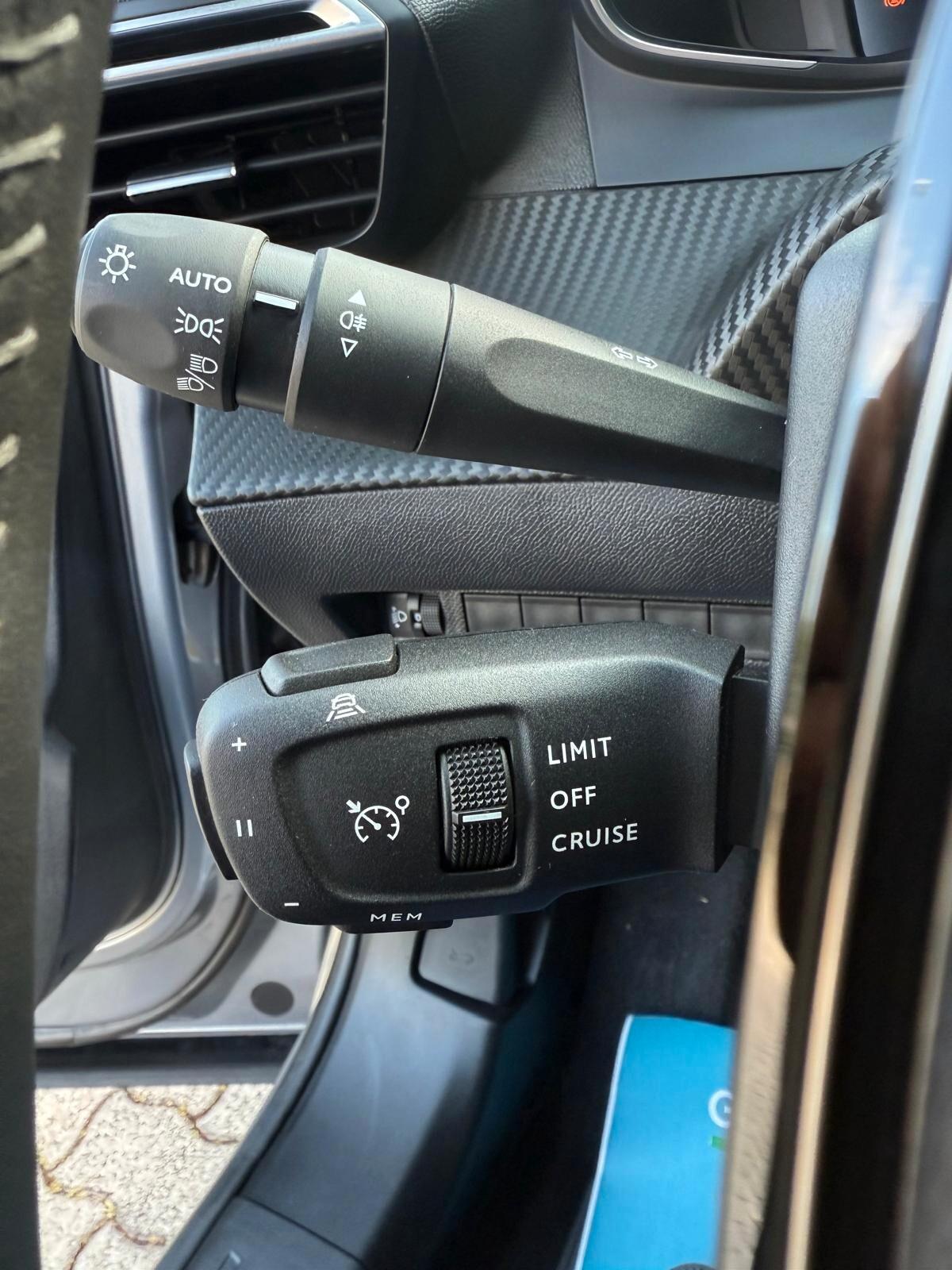 Peugeot 2008 PureTech 100 S&S Allure - ok neopatentati -