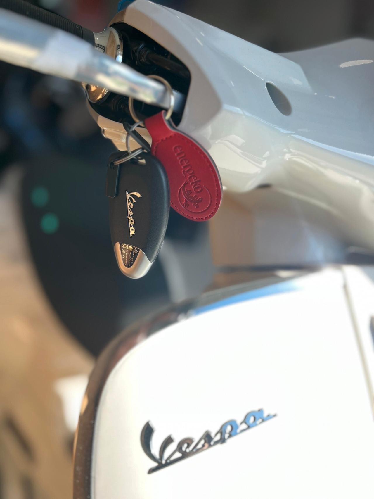 Vespa Primavera Elettrica 70 full electric con bauletto e parabrezza