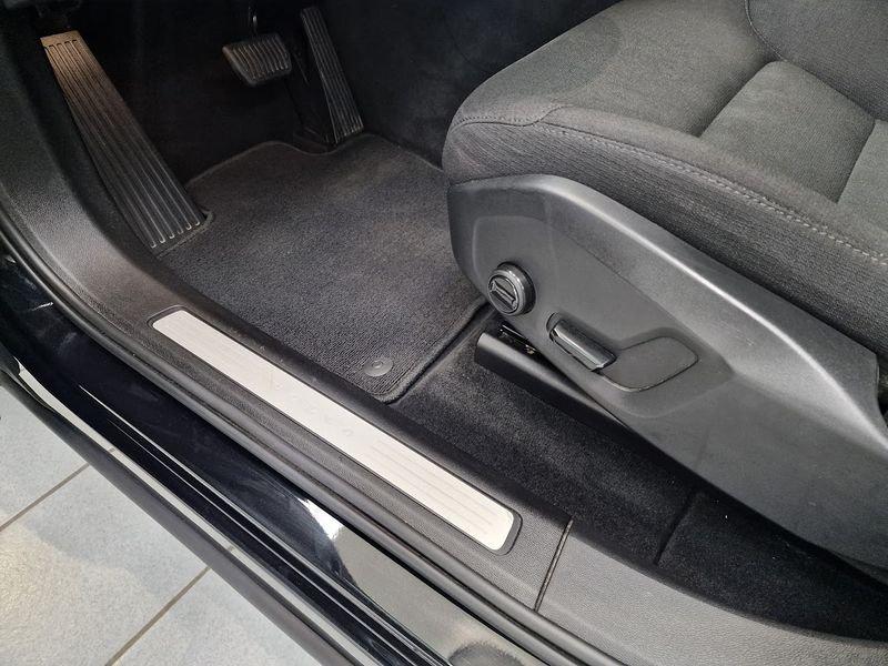 Volvo XC60 B4 (d) AWD Geartronic Momentum AUTOCARRO N1