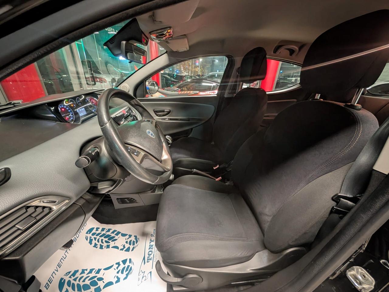 Lancia Ypsilon 0.9 TwinAir 85 CV 5 porte Metano