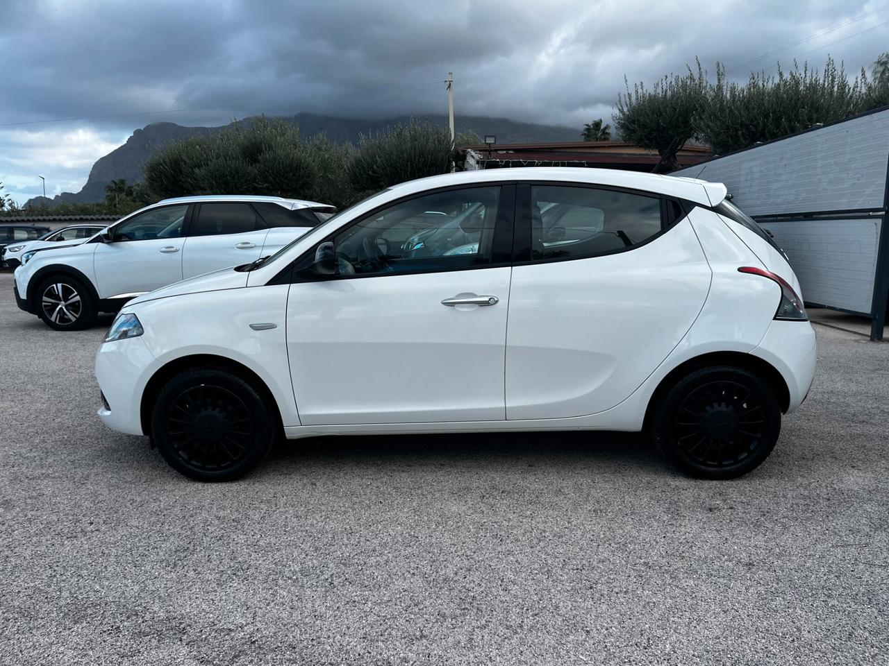 Lancia Ypsilon 1.0 FireFly 5 porte S&S Hybrid Ecochic Silver