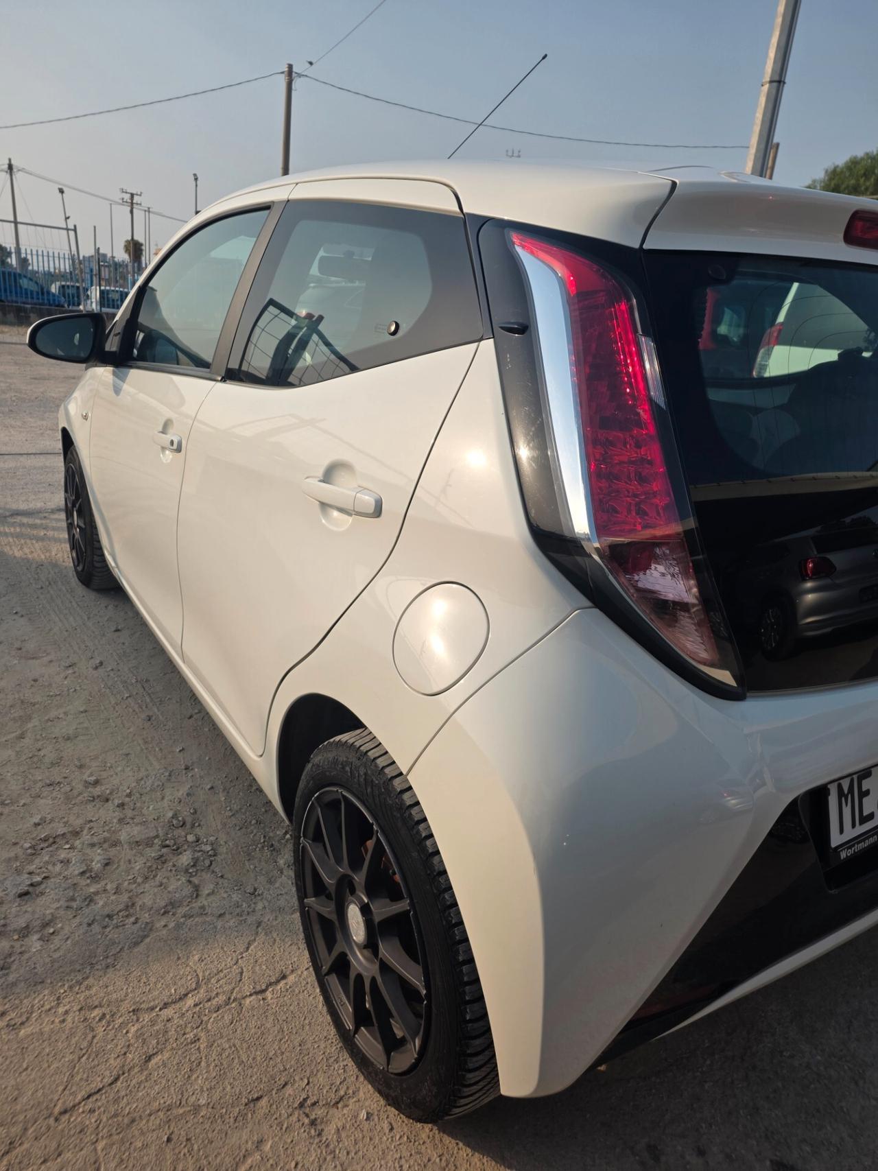 Toyota Aygo 1.0 VVT-i 69 CV 5 porte x-clusiv