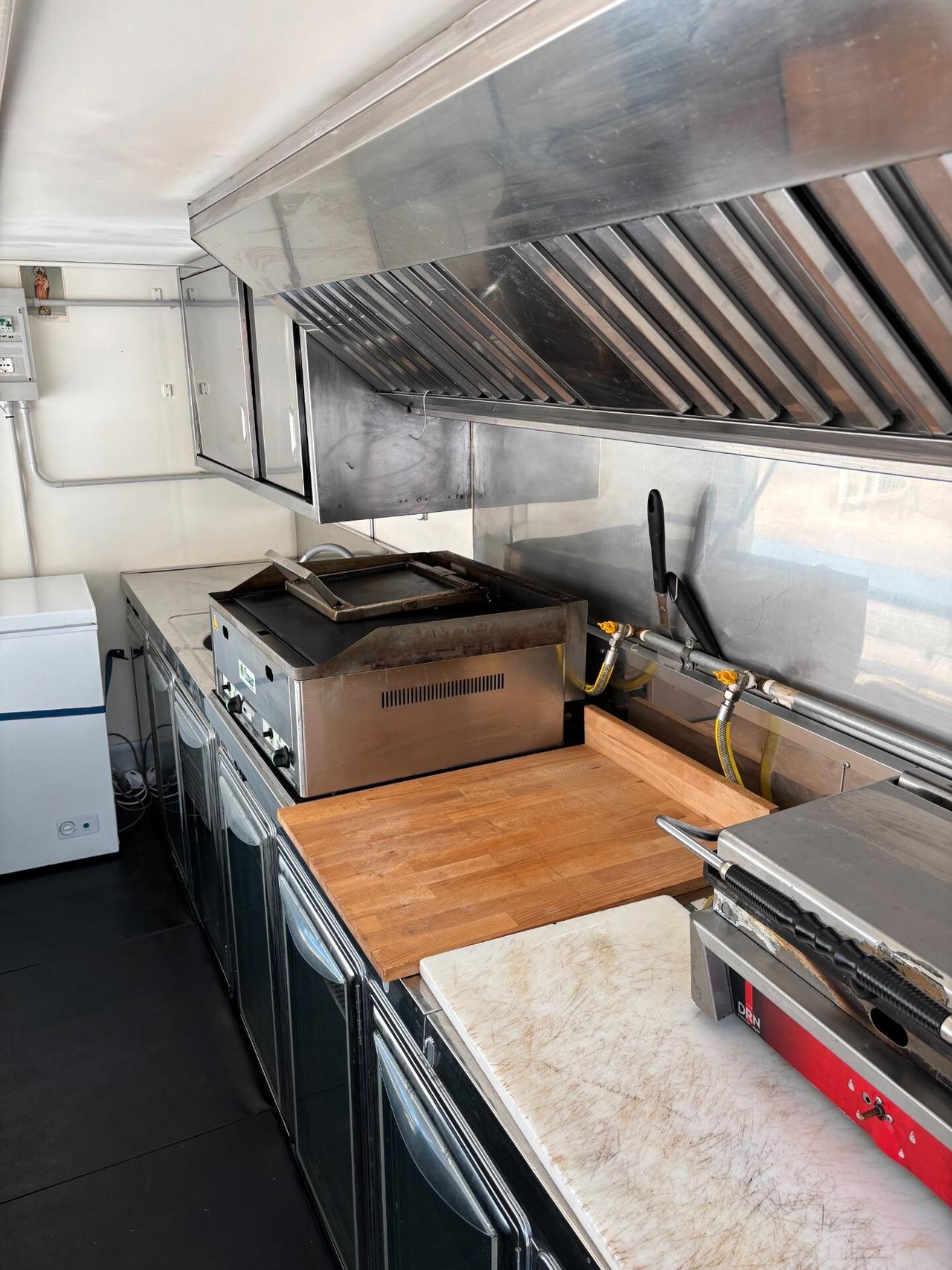 IVECO DAILY 65C/60 CON ALLESTIMENTO A PANINERIA COMPLETO DI TUTTO PIASTRA BANCONI FRIGORIFERI PICCOLO E GRANDE KAPPA AFFETTATRICE FRIGGITRICE AUTOCLAVE DI ACQUA DA 100 LITRI PER BANCONE DI PULIZIA LAVANDINO GRUPPO ELETTROGENO E PRONTO PER LAVORARE PE