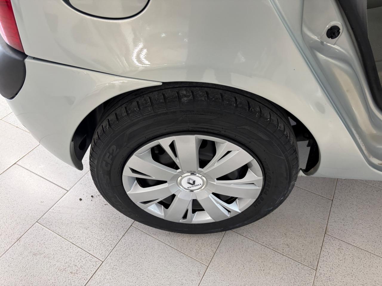 Renault Clio 1.2 16V cat 5 porte Privilège km 109.000 Nuova !