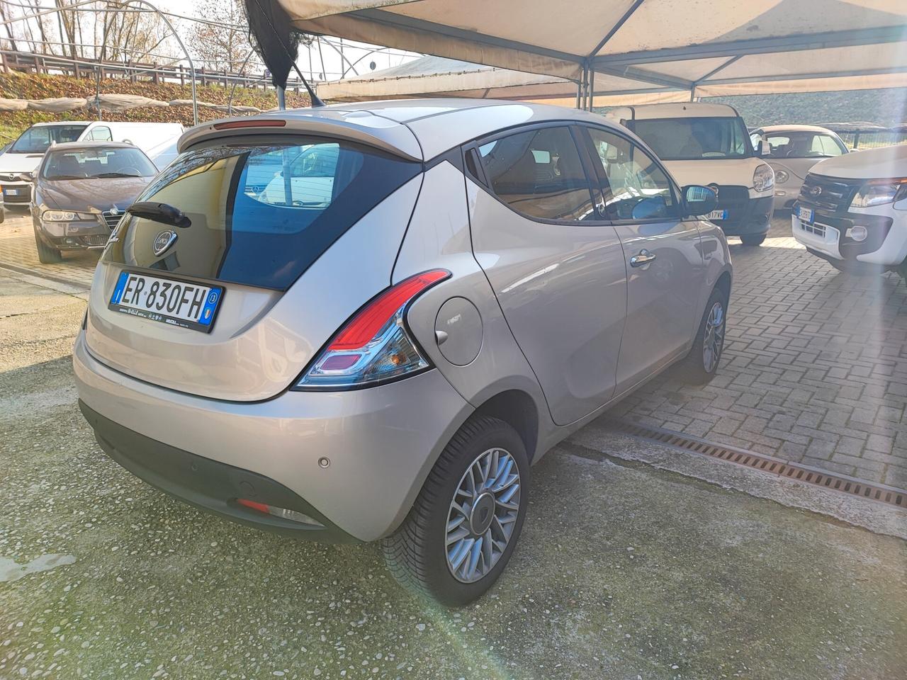 Lancia Ypsilon con 26 Euro 450 km