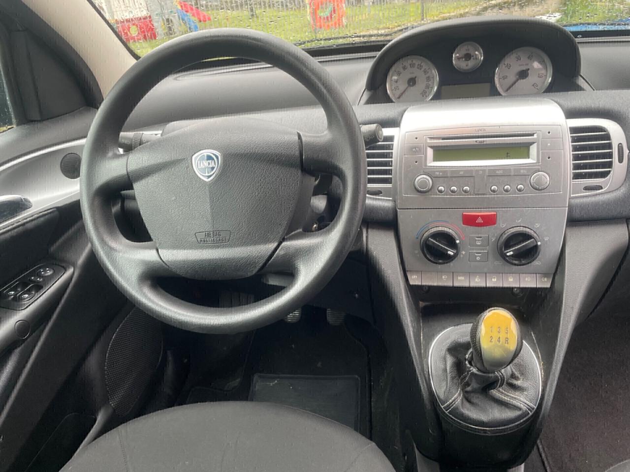 Lancia Ypsilon 1.3 MJT 75 CV Unyca