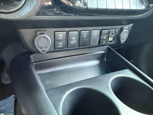 TOYOTA Hilux 2.8 D A/T 4WD Double Cab Invincible IVA ESPOSTA