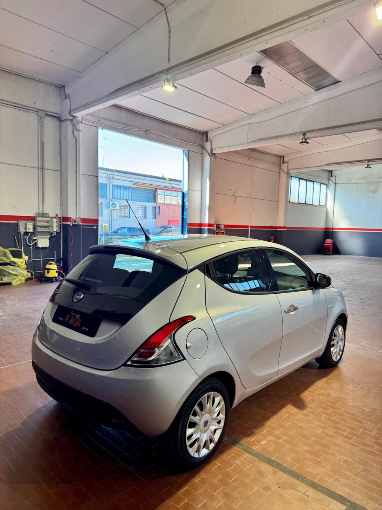 Lancia Ypsilon 1.2 69 CV 5 porte S&S Silver
