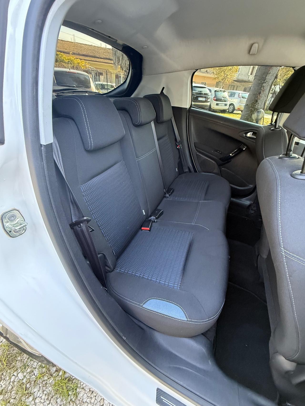 Peugeot 208 1.4 HDi 68 CV 5 porte Allure