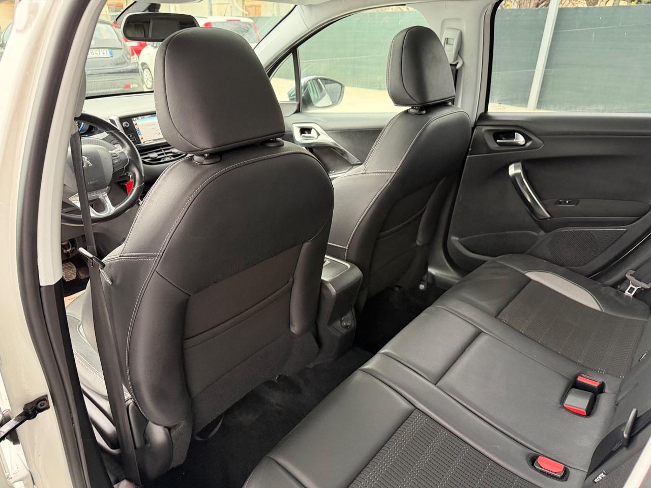 Peugeot 2008 1.6 e-HDi 115 CV Stop&Start Allure