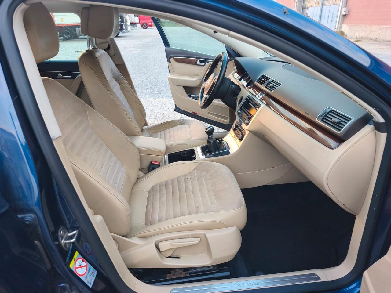 Volkswagen Passat 2011---2.0 Diesel