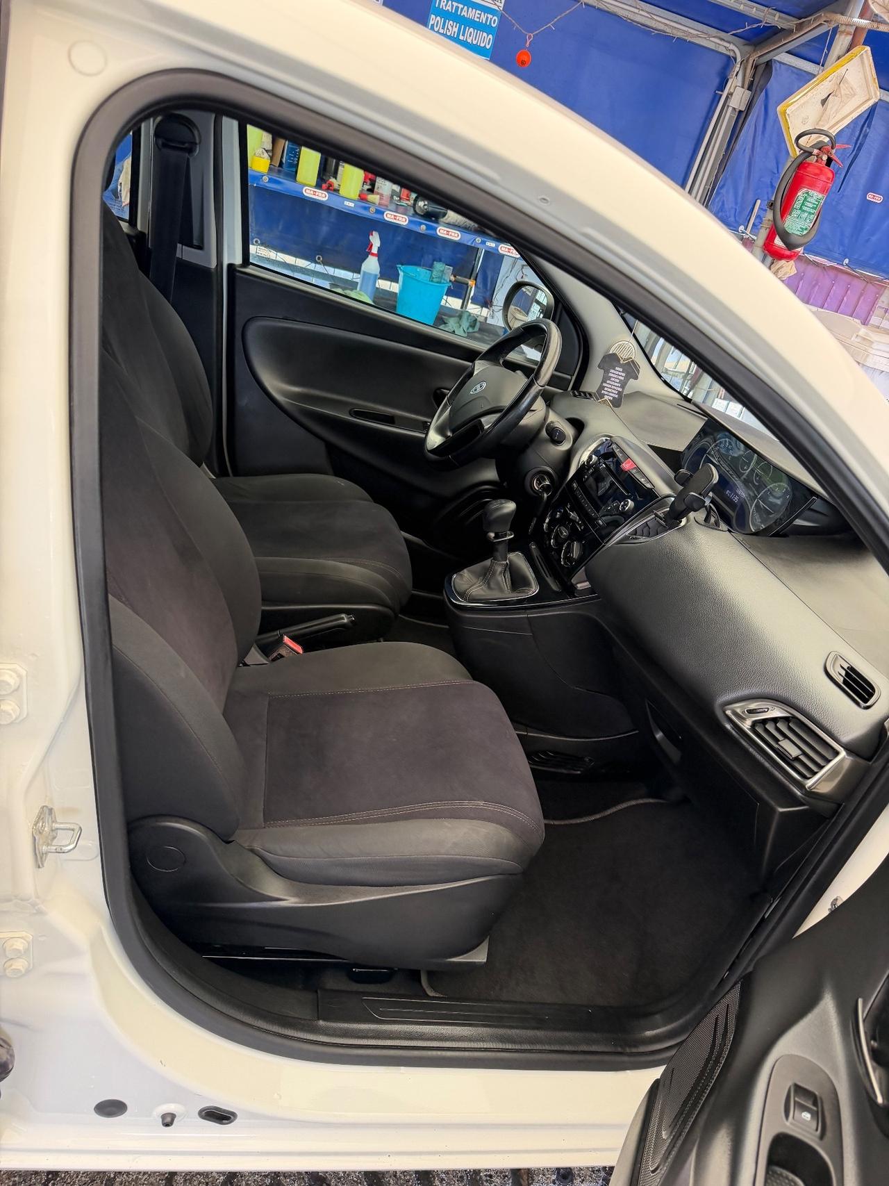 Lancia Ypsilon 1.2 69 CV Unyca