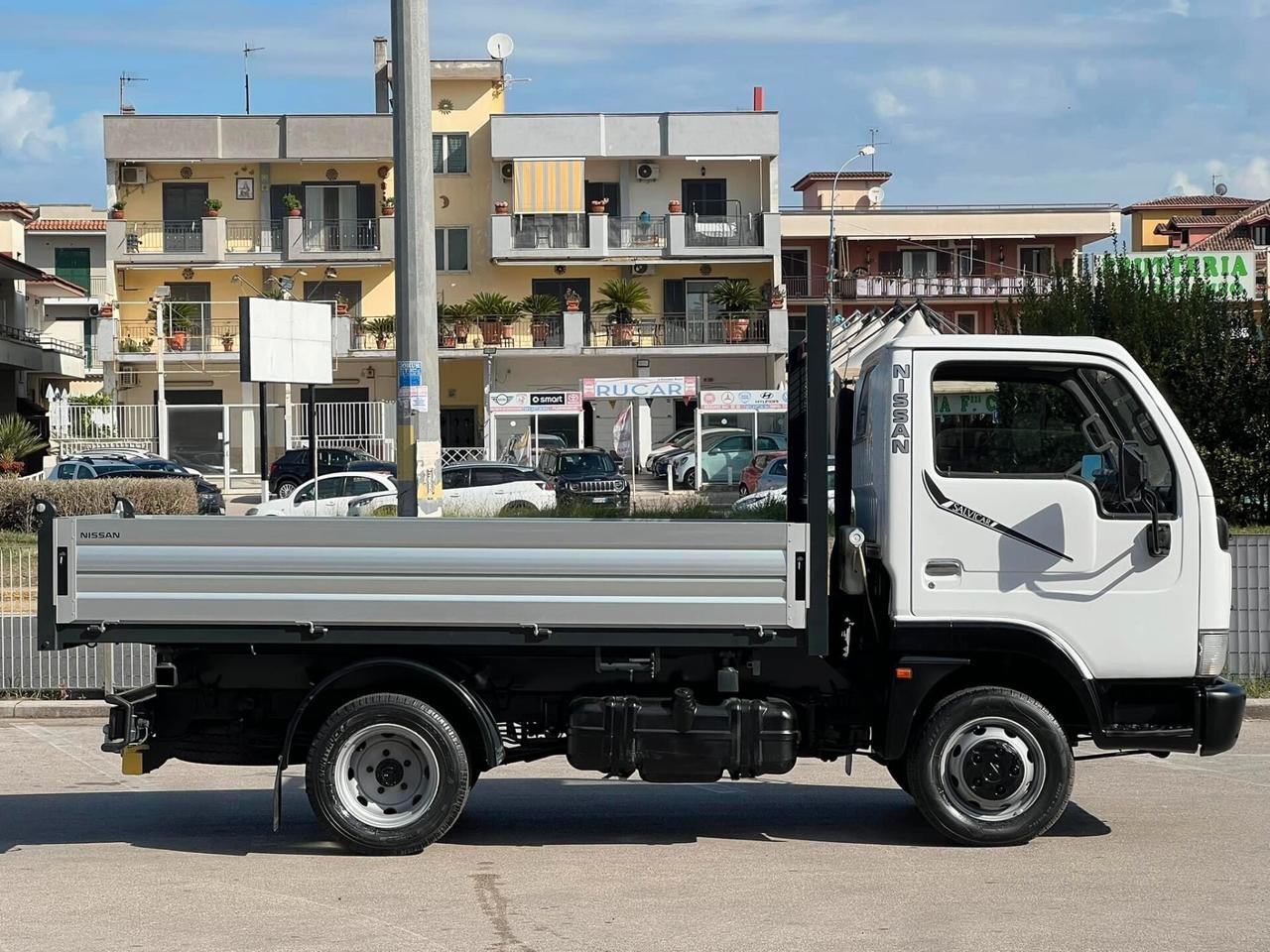 NISSAN CABSTAR RIBALTABILE TRILATERALE GANCIO TRAINO