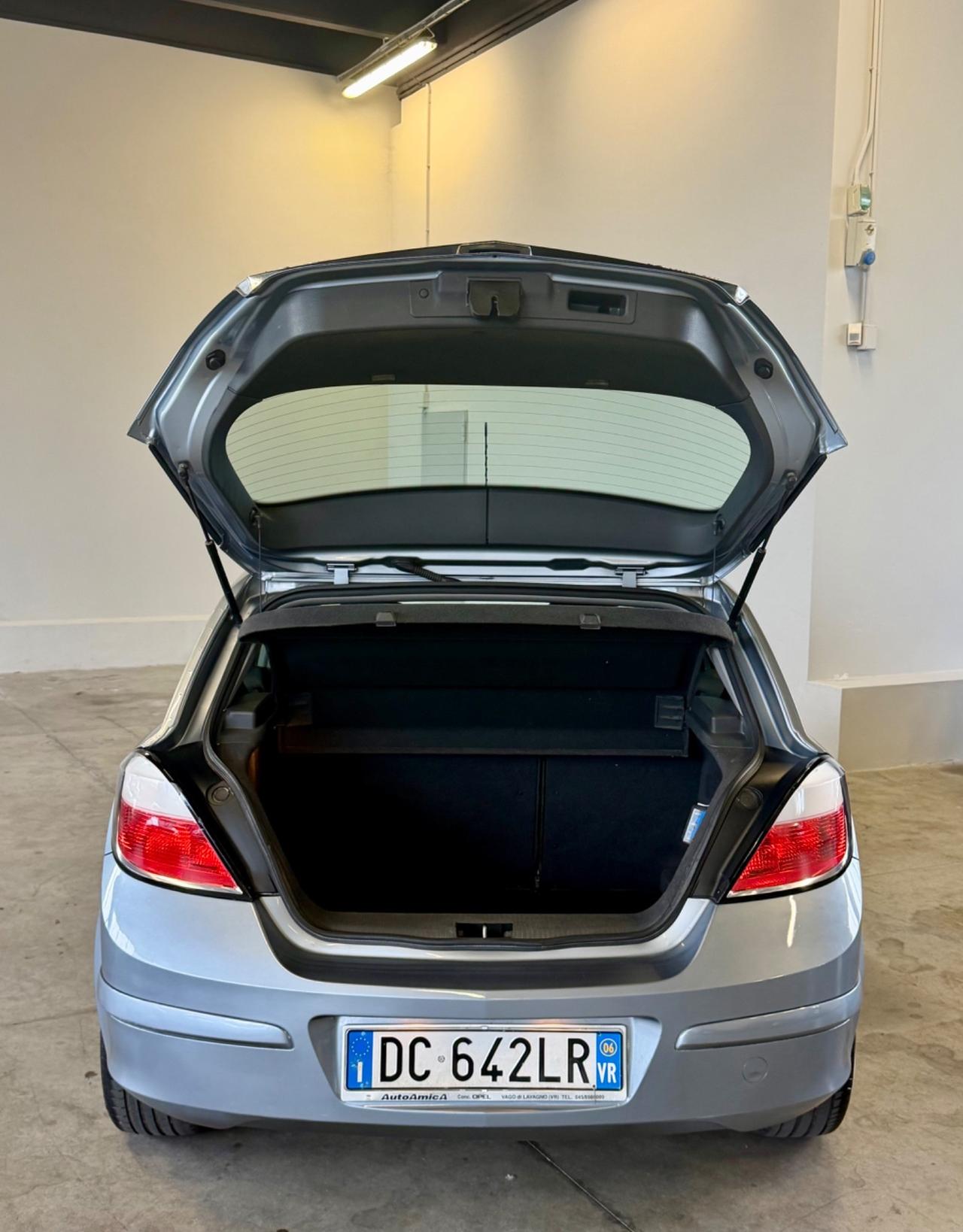 Opel Astra 1.6 16V Twinport 5 porte Cosmo