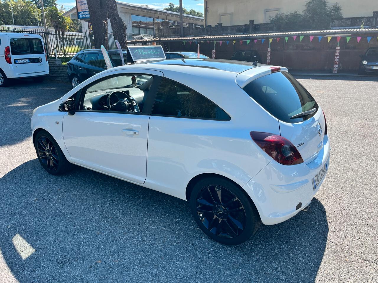 Opel Corsa 1.2 3 porte b-color