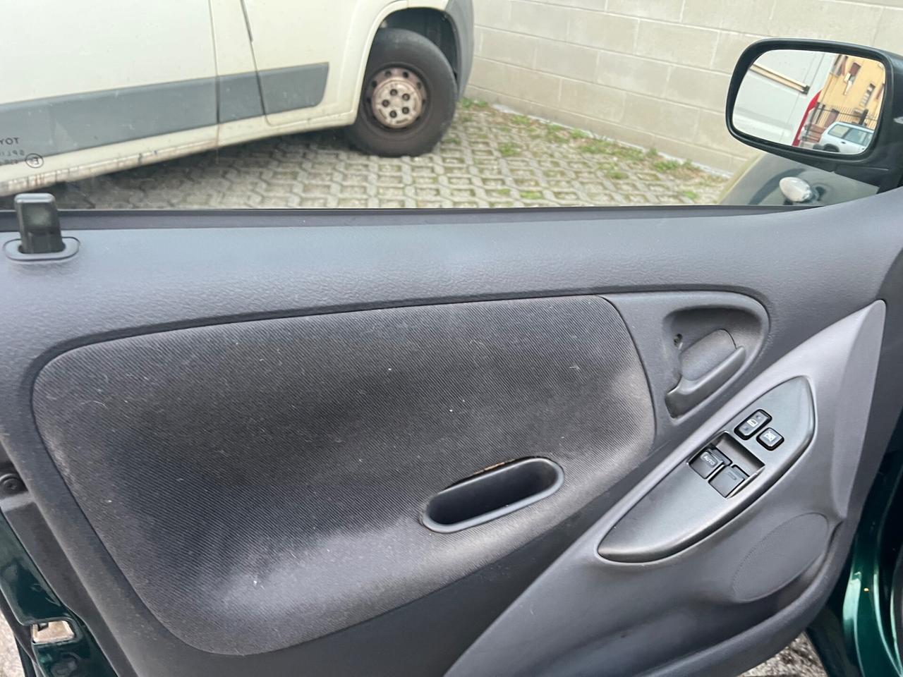 Toyota Yaris 1.0i 16V cat 5 porte Sol