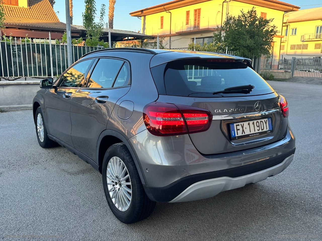 MERCEDES-BENZ GLA 200 d Automatic Business Extra