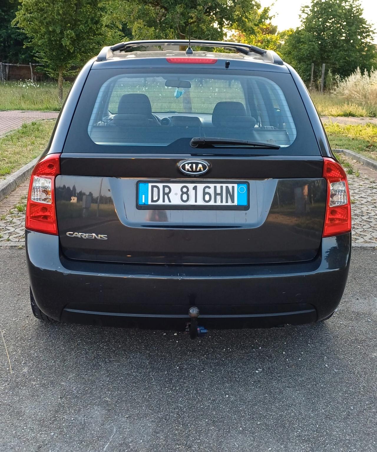 Kia Carens 2.0 CVVT LX Family