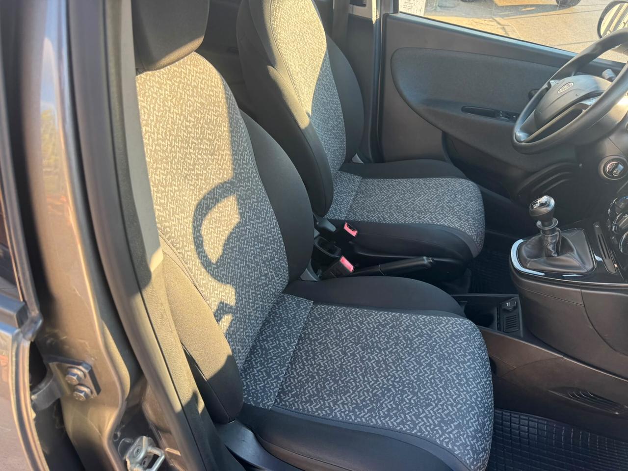 Lancia Ypsilon 1.0 FireFly Hybrid Silver