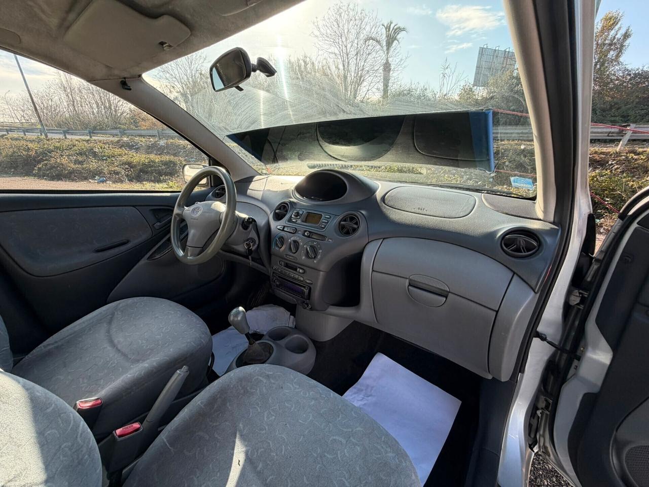 Toyota Yaris 1.0i 16V cat 5 porte Sol