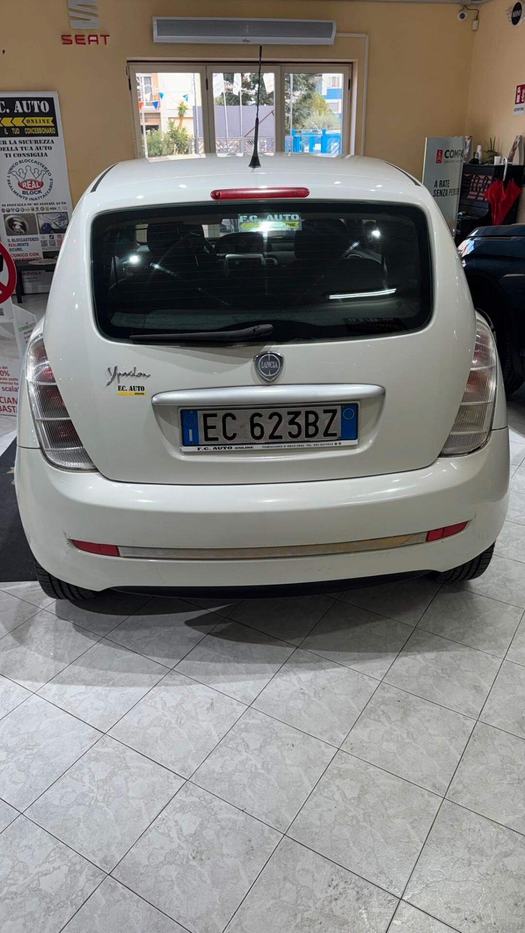 Lancia Ypsilon 1.3 MJT 75 CV Versus