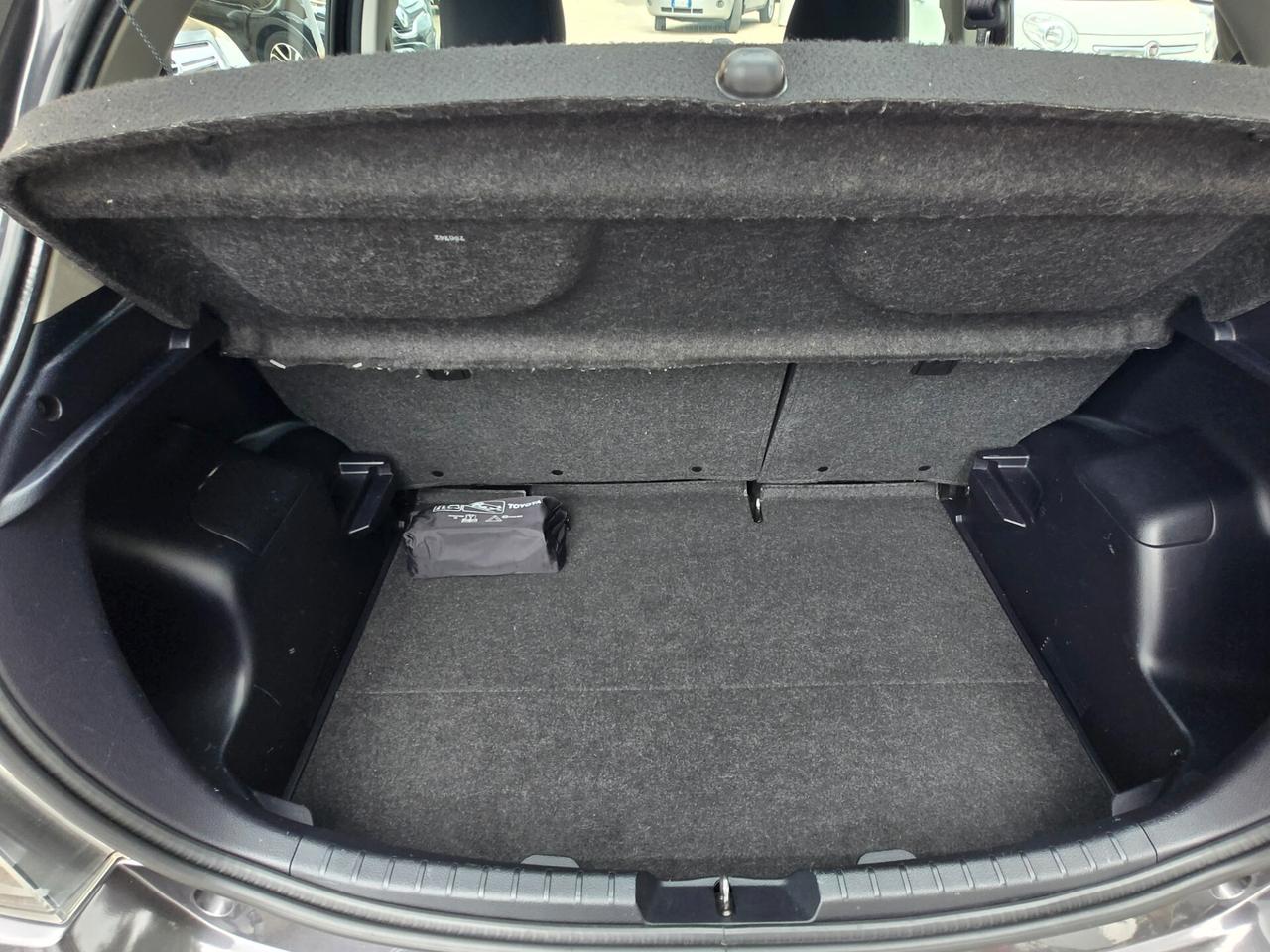 Toyota Yaris 1.0 5 porte Lounge del 2014