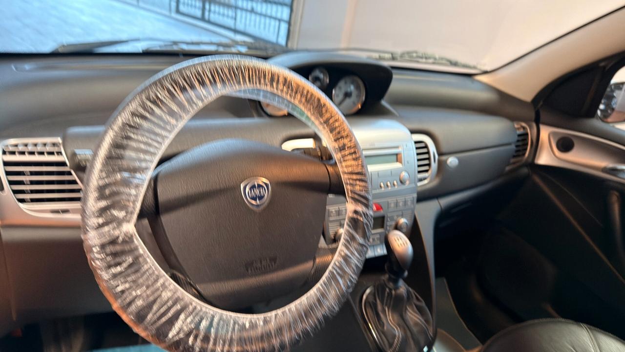 Lancia Ypsilon 1.4 16V Sport MomoDesign