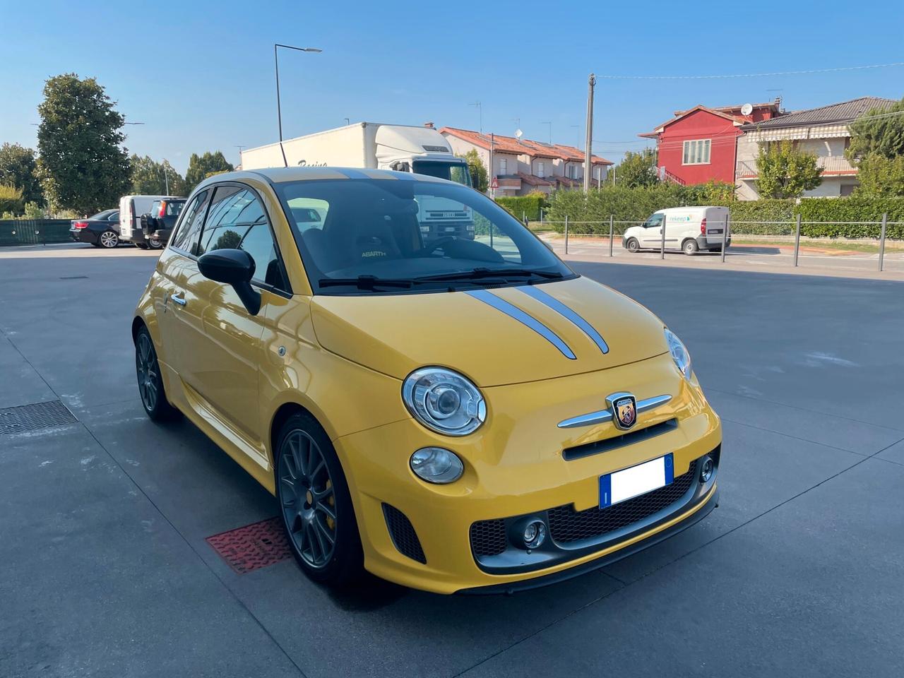 Abarth 500 695 Tributo Ferrari serie limitata 299 esemplari Giallo Modena