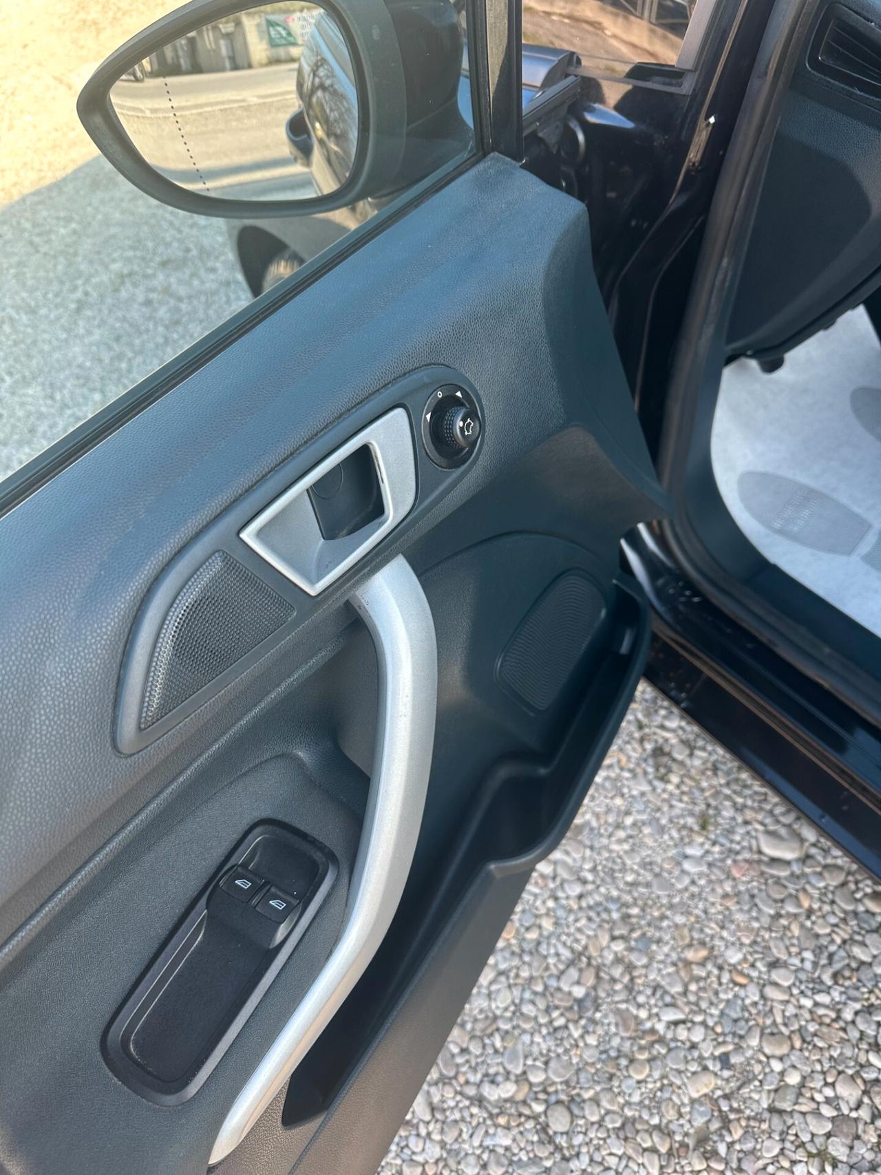 Ford Fiesta 1.4 TDCi 70CV 5 porte Titanium