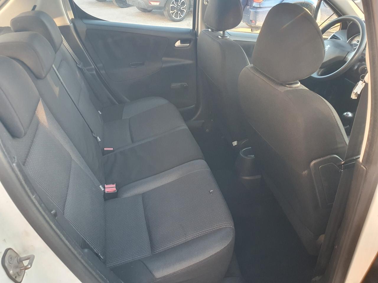 Peugeot 207 1.4 HDi 70CV 5p. Neopatent 2011