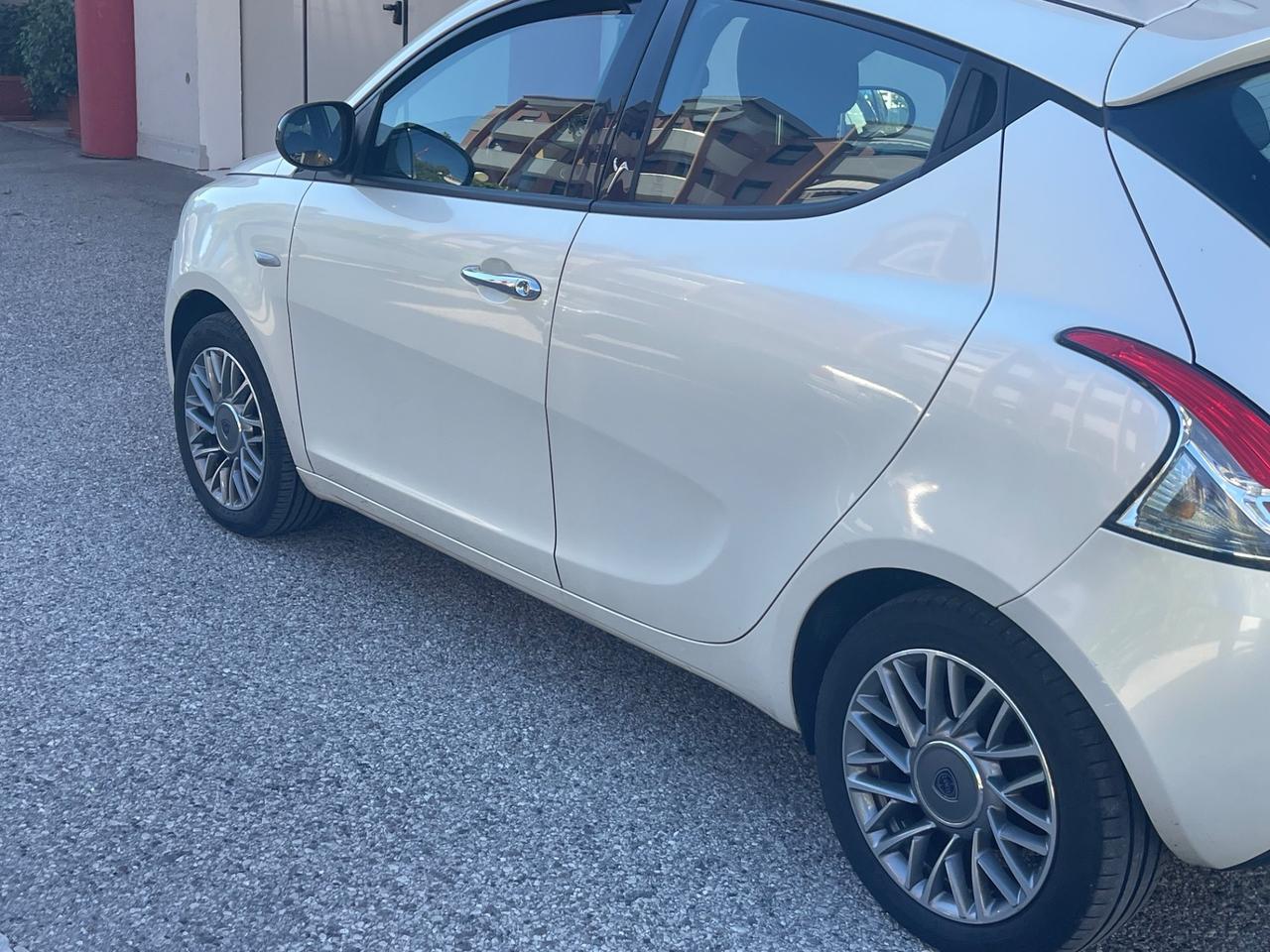 Lancia Ypsilon 1.2 69 CV 5 porte GPL Ecochic Platinum SI NEOPATENTATI