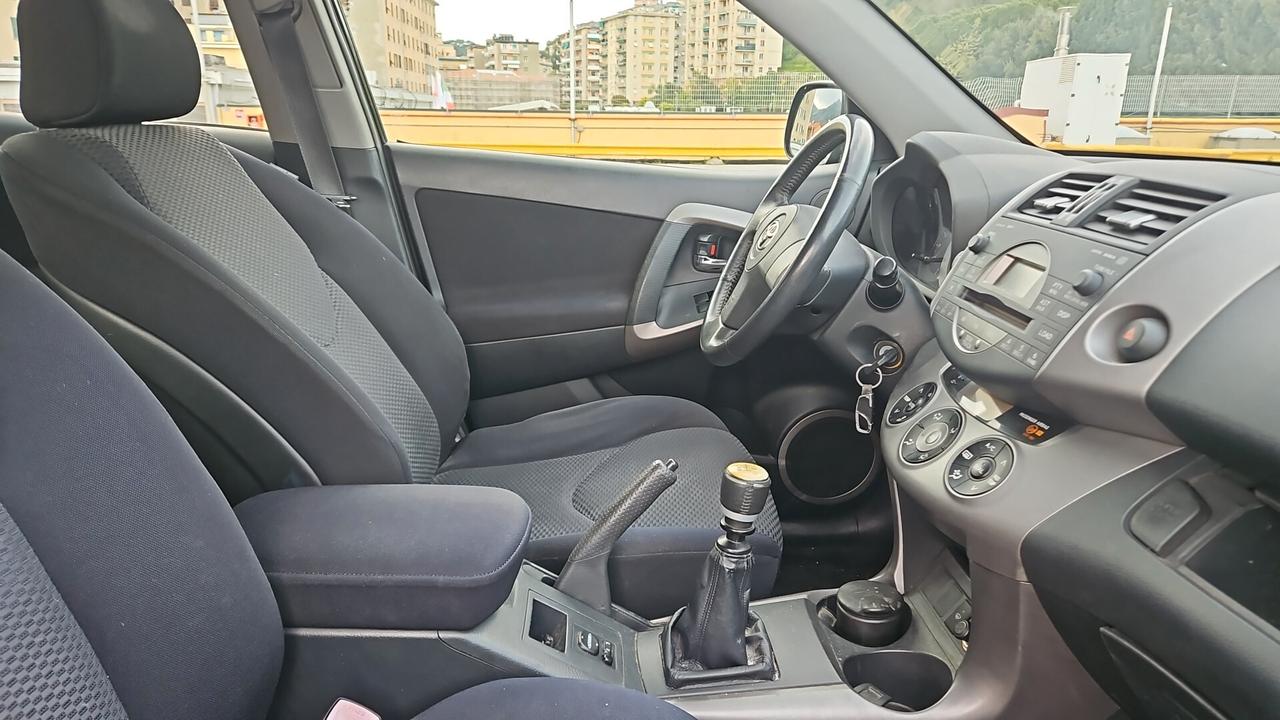 TOYOTA RAV4 2.2 D-4D 136CV LUXURY – 2006 – AFFIDABILE E PRONTA ALL’USO SUV robusto e affidabile, ideale per chi cerca spazio, comodità e una meccanica solida. Motore Toyota 2.2 diesel da 136cv, noto per durata e affidabilità. Immatricolazione: 08/