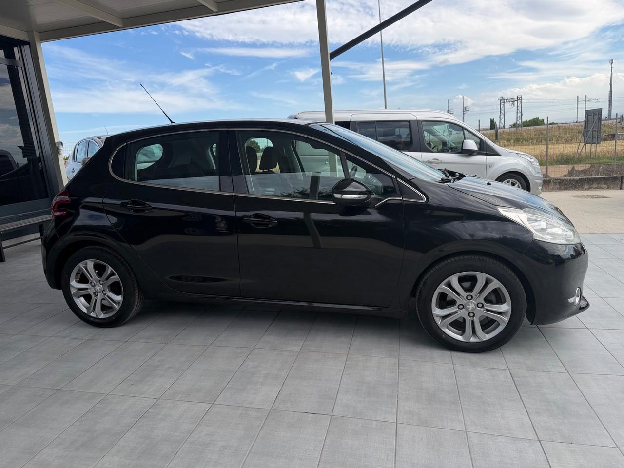 Peugeot 208 1.4 HDi 68 CV 5 porte Allure