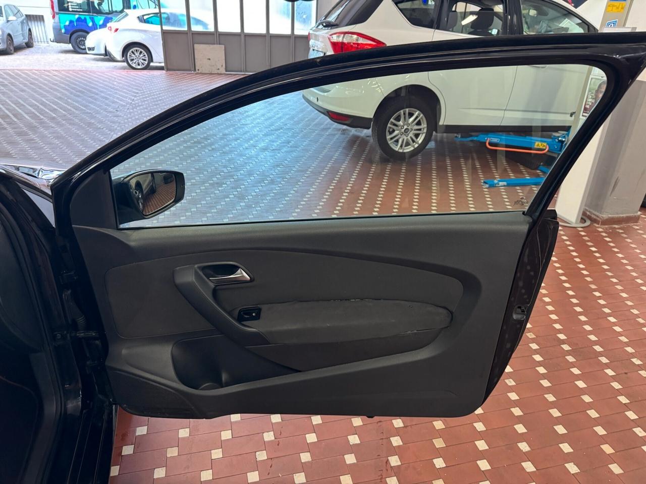 Volkswagen Polo 1.6 TDI 90CV DPF 3 porte R-Line - IDEALE PER NEOPATENTATI