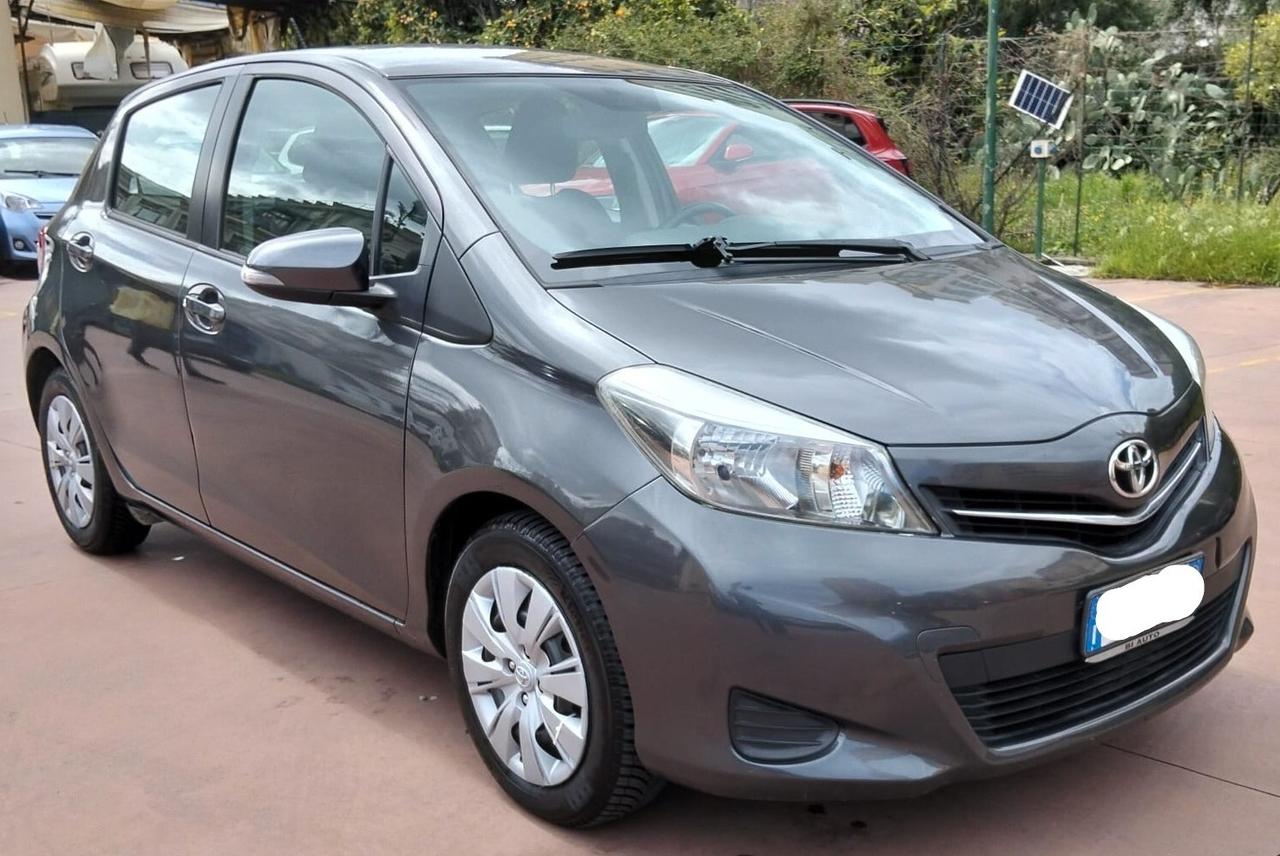 TOYOTA YARIS 1.4 D4D 5 PORTE NAVY CON GARANZIA