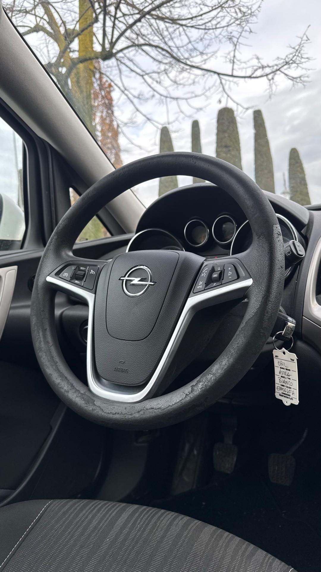 Opel Astra 1.4 – 2012 adatta a neopatentati