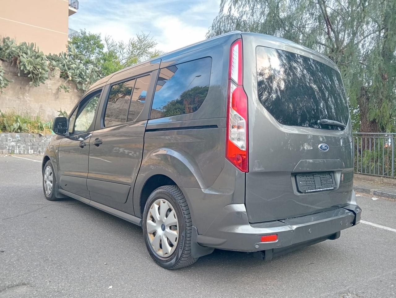Ford Tourneo Connect Pianale ribassato con rampa disabili in carrozzina
