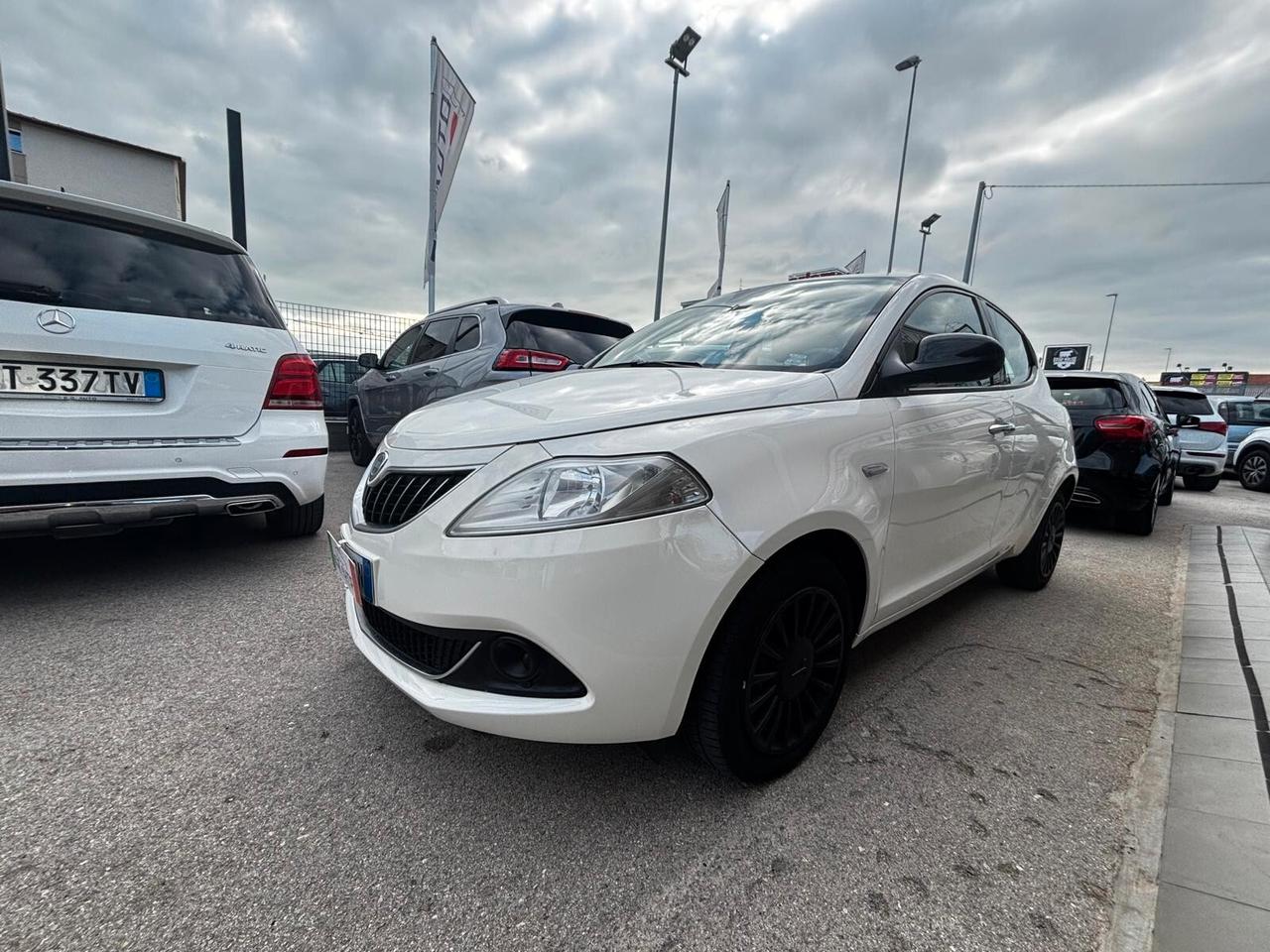 Lancia Ypsilon 1.0 FireFly 5 porte S&S Hybrid Ecochic Silver