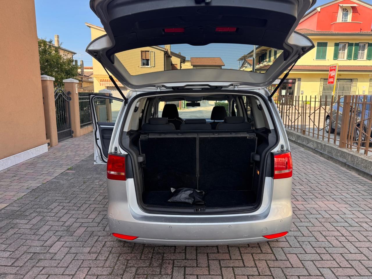 Volkswagen Touran 2.0 TDI 140 CV DSG Highline Ok Neopatentati
