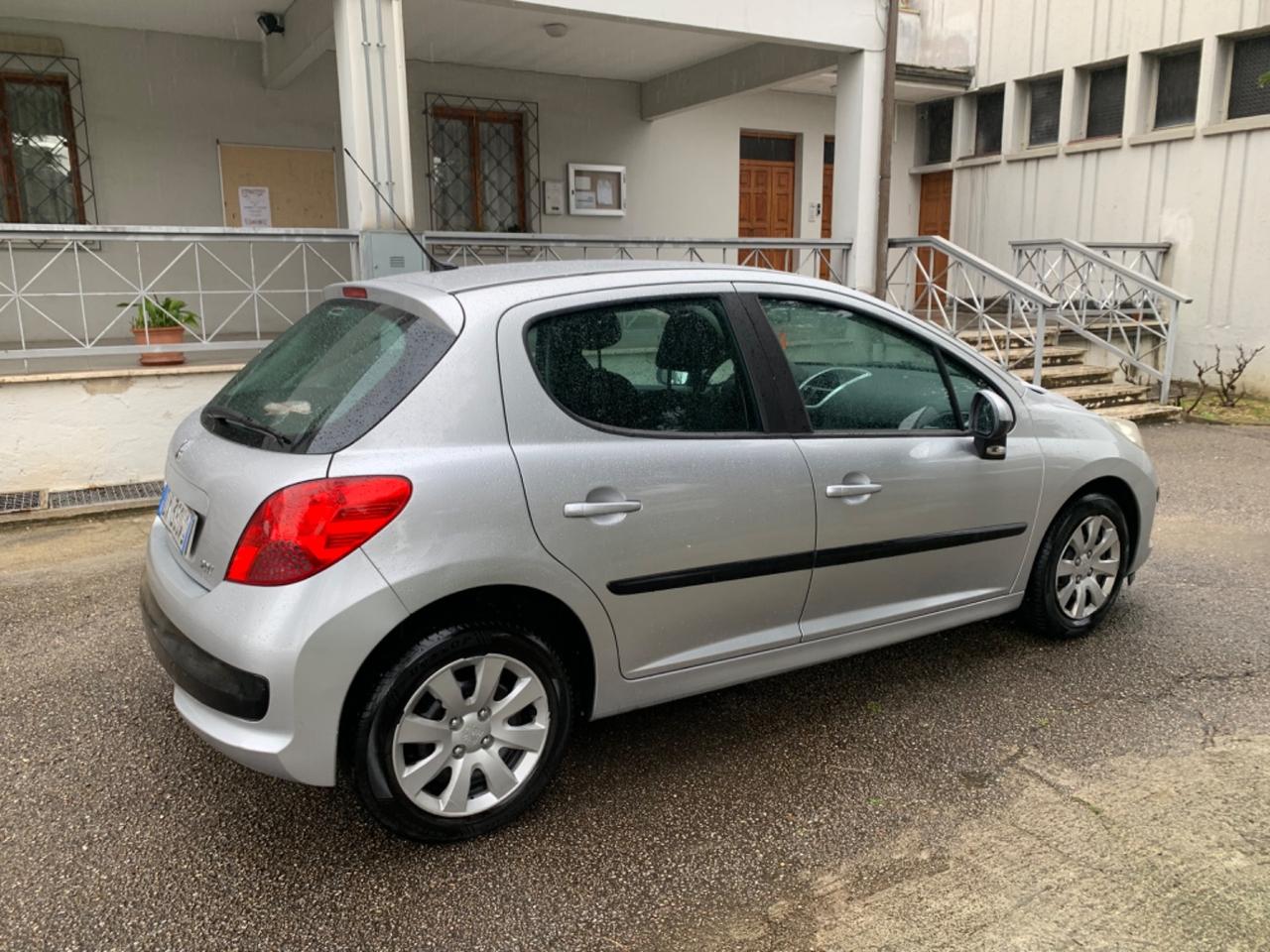 Peugeot 207 1.4 ECO GPL di serie neopatentati