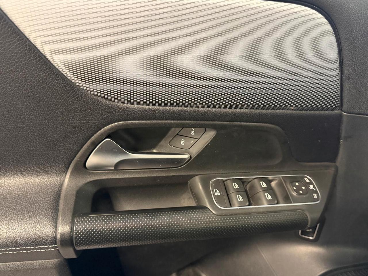 MERCEDES-BENZ GLB 180D SPORT 2.0 116CV PELLE NAVI CAM ANNO 2022