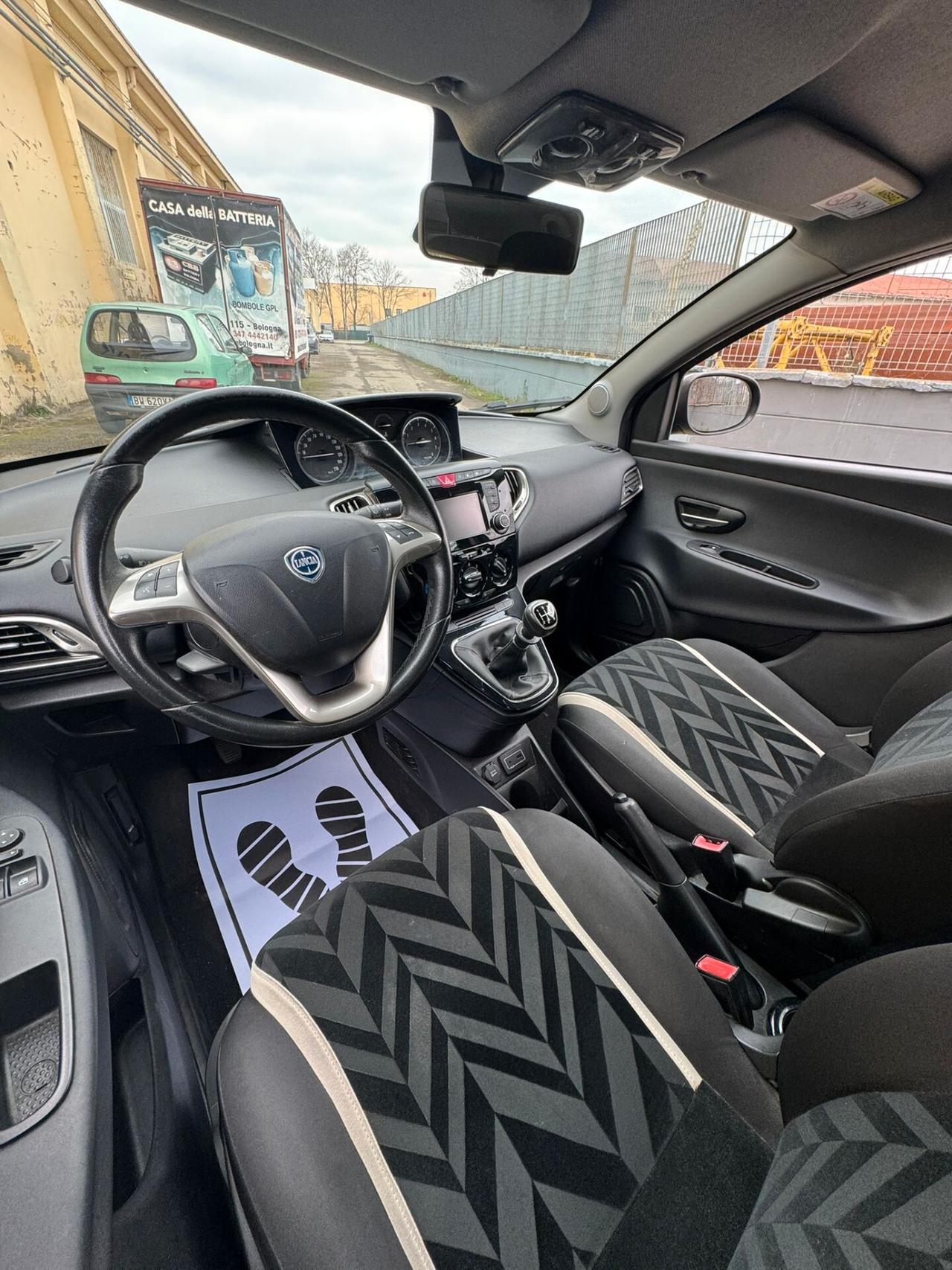 Lancia Ypsilon 0.9 TwinAir 85 CV 5 porte Metano Ecochic Platinum