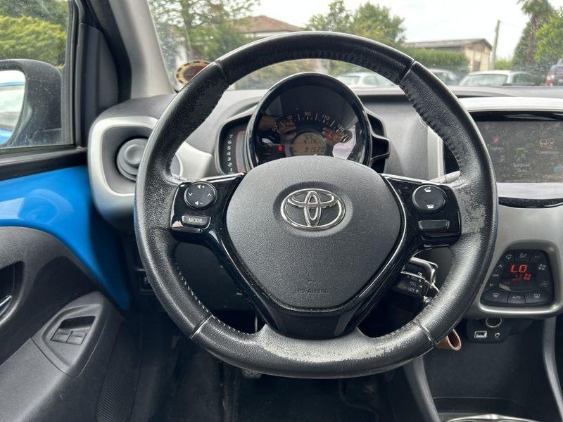 Toyota Aygo 1.0 VVT-i 69 CV 5p x-play NAVI + RETROCAMERA