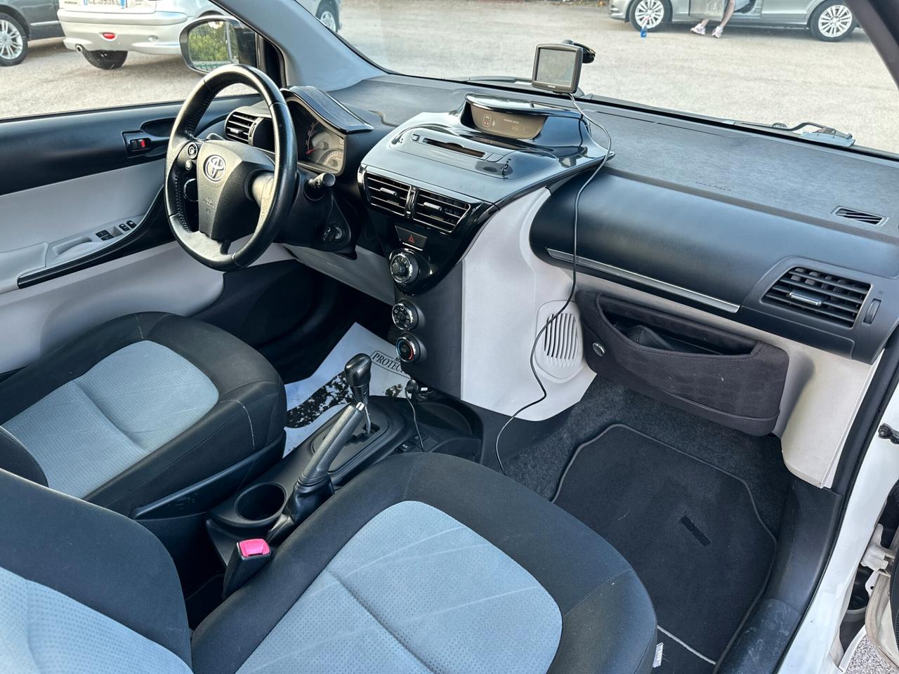 Toyota iQ 1.0 Lounge CVT 2012 Automatica