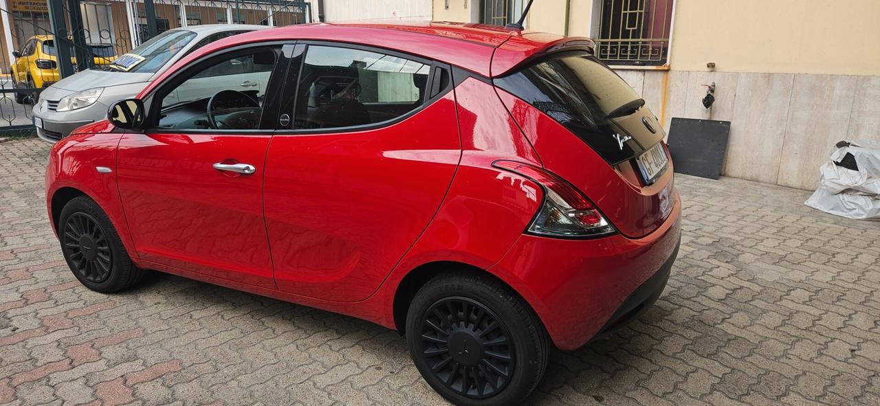 Lancia Ypsilon 1.0 FireFly 5 porte S&S Hybrid Ecochic Silver