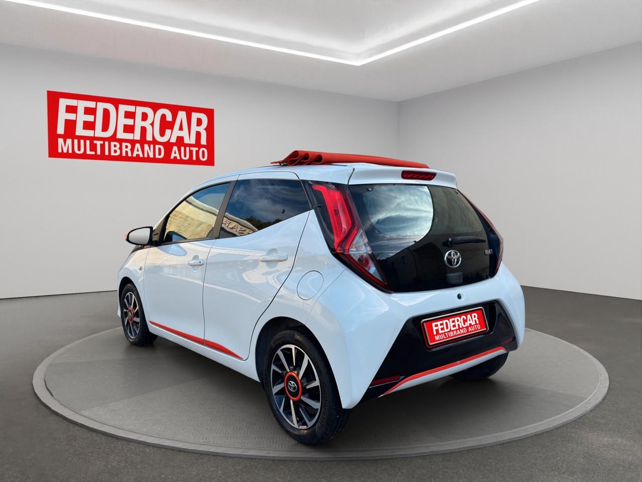 Toyota Aygo 1.0 VVT-i 72 CV 5 porte x-wave orange