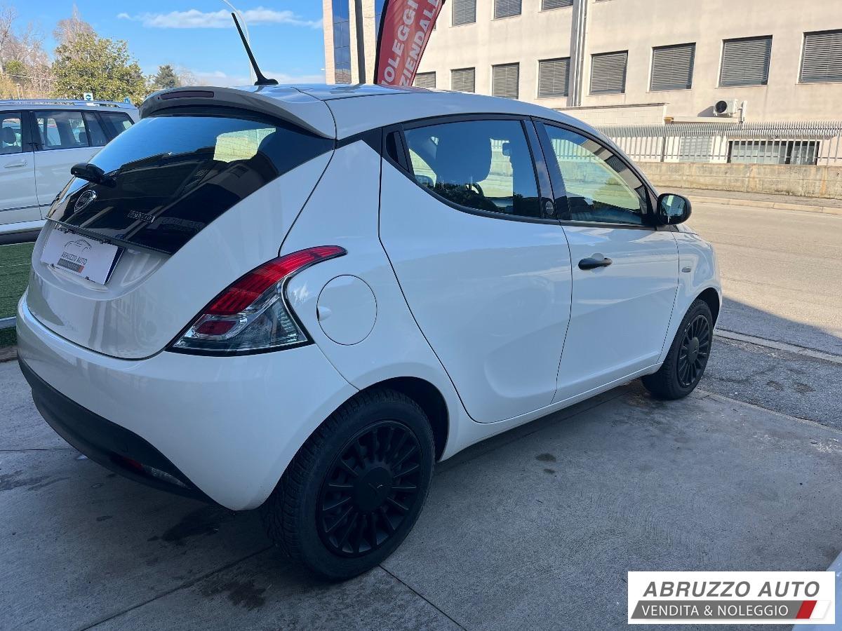 LANCIA Ypsilon 1.0 5p Hybrid Silver 16.000 KM
