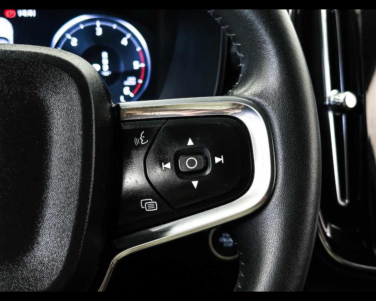 VOLVO XC40 (2017-->) - XC40 D3 AWD Geartronic Momentum